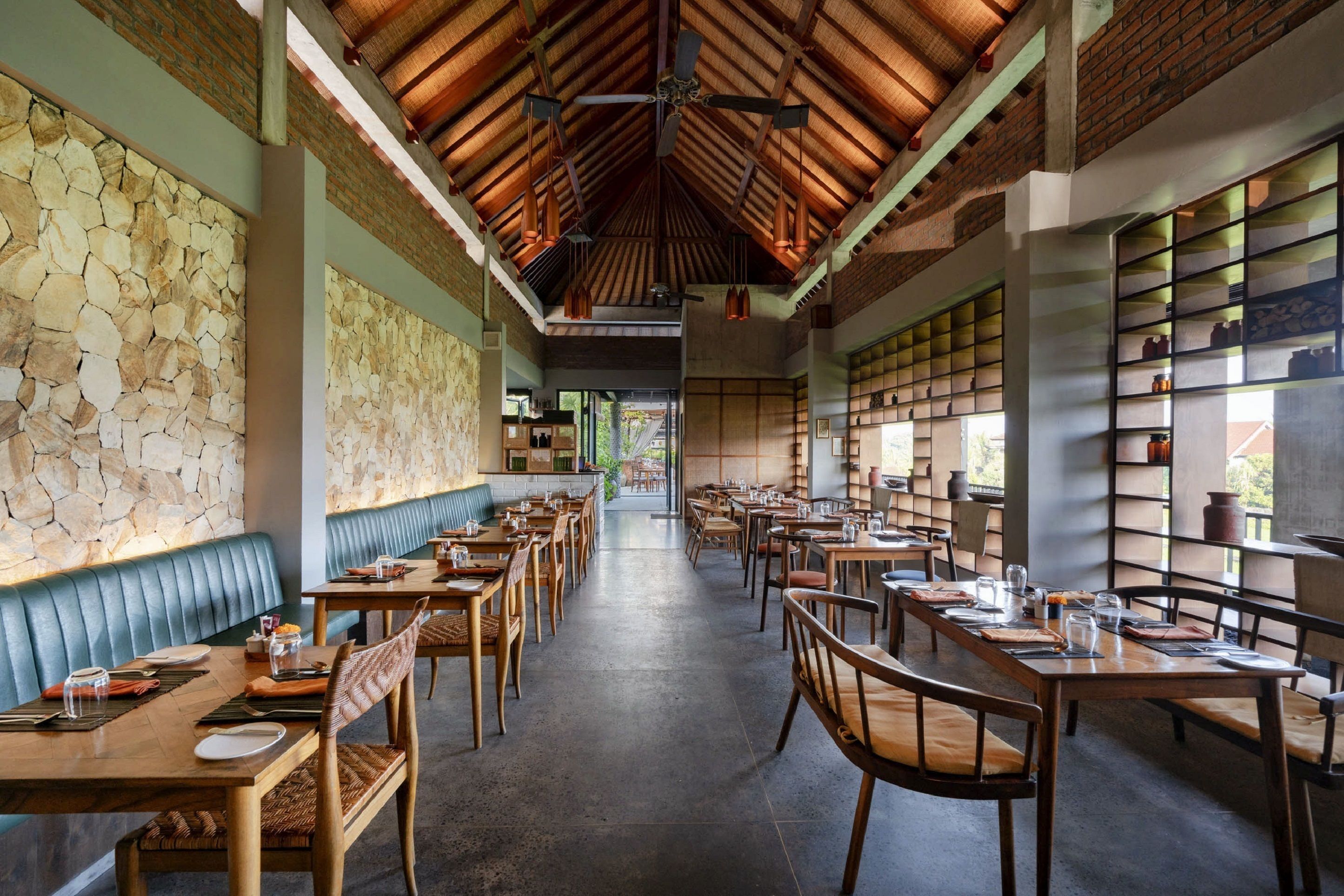 2 restaurants; dinner served 