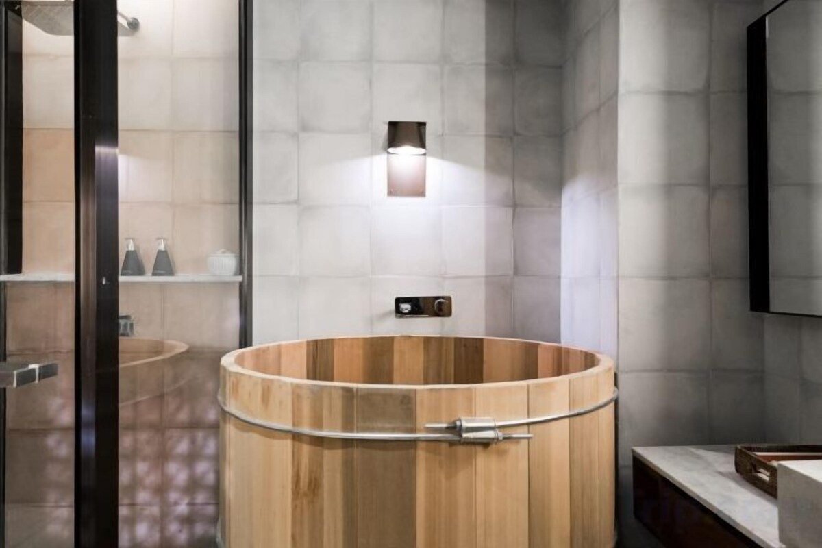 Separate tub and shower, deep soaking tub, rainfall showerhead