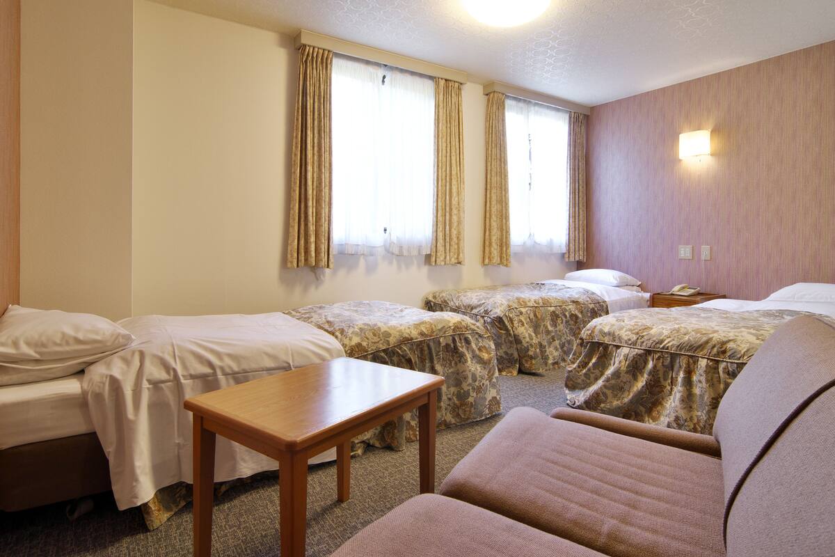 家庭房 (4 Beds + Sofa) | 客房内保险箱、办公桌、笔记本电脑工作区、遮光窗帘