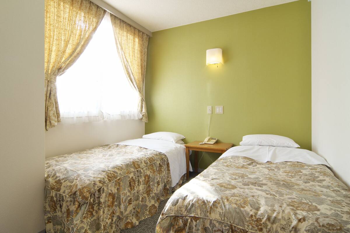 客房 (2 Bedroom) | 客房内保险箱、办公桌、笔记本电脑工作区、遮光窗帘