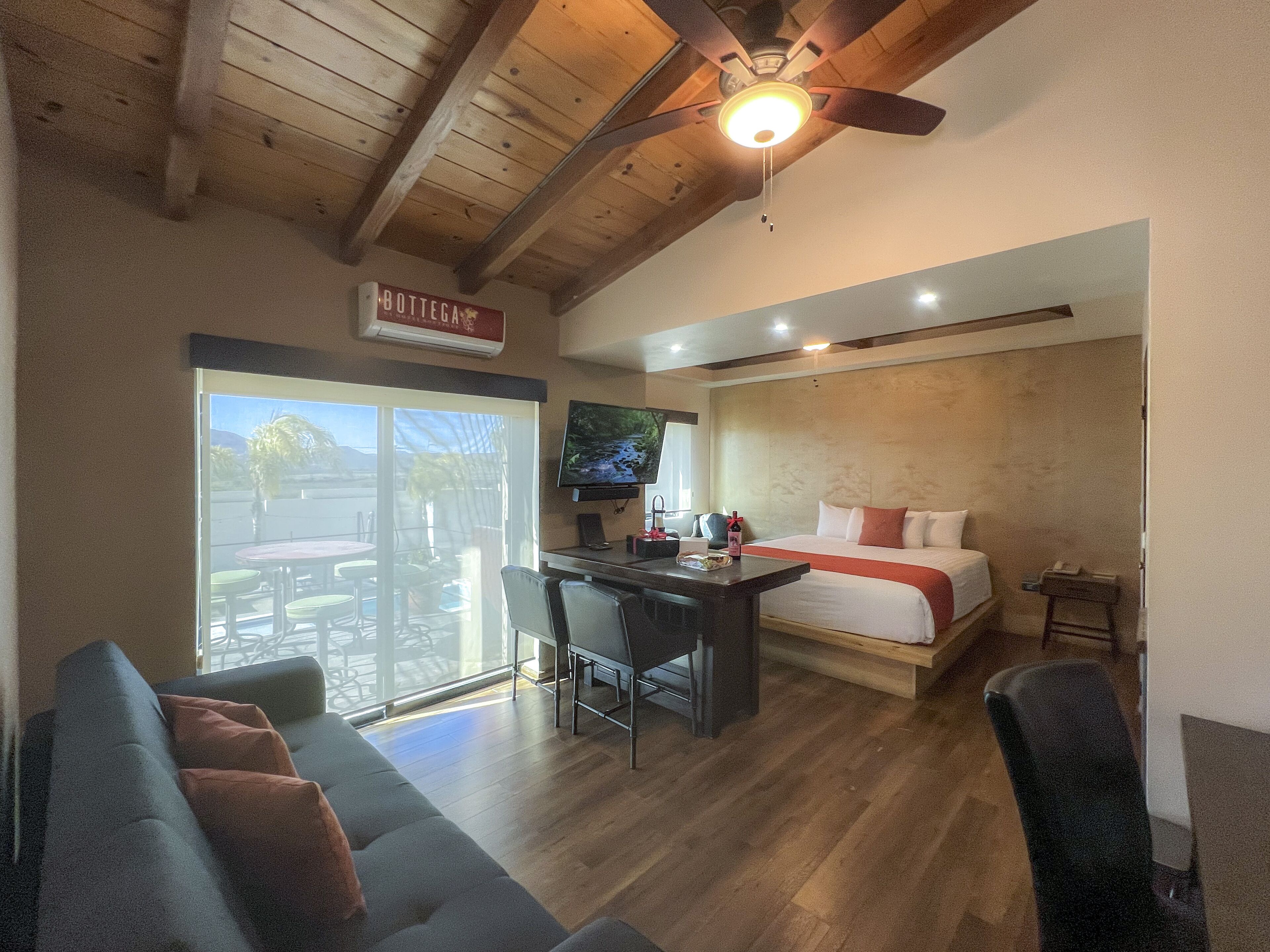 Quarto luxo | Cofres nos quartos, ferros/tábuas de passar roupa, Wi-Fi de cortesia