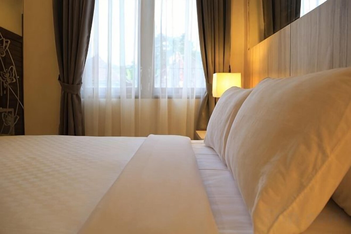 In-room safe, WiFi (free), bed sheets