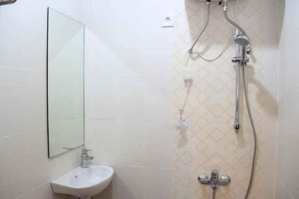Shower, free toiletries, towels