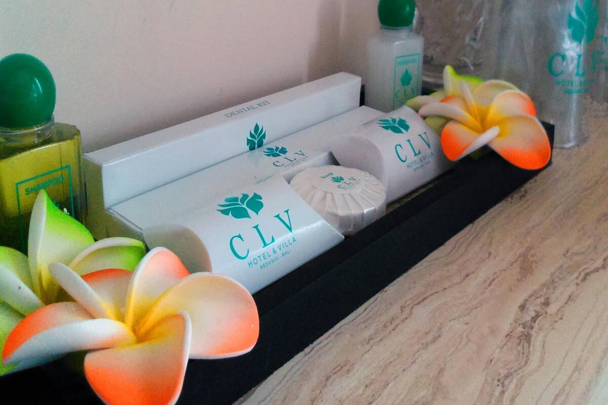 shower, free toiletries, towels