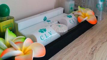 Dusche, kostenlose Toilettenartikel, HandtĂŒcher