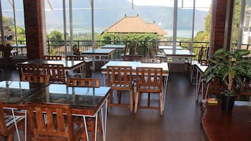 Se sirven desayunos, comidas, cenas y cocina internacional