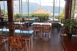 Se sirven desayunos, almuerzos y cenas; cocina internacional