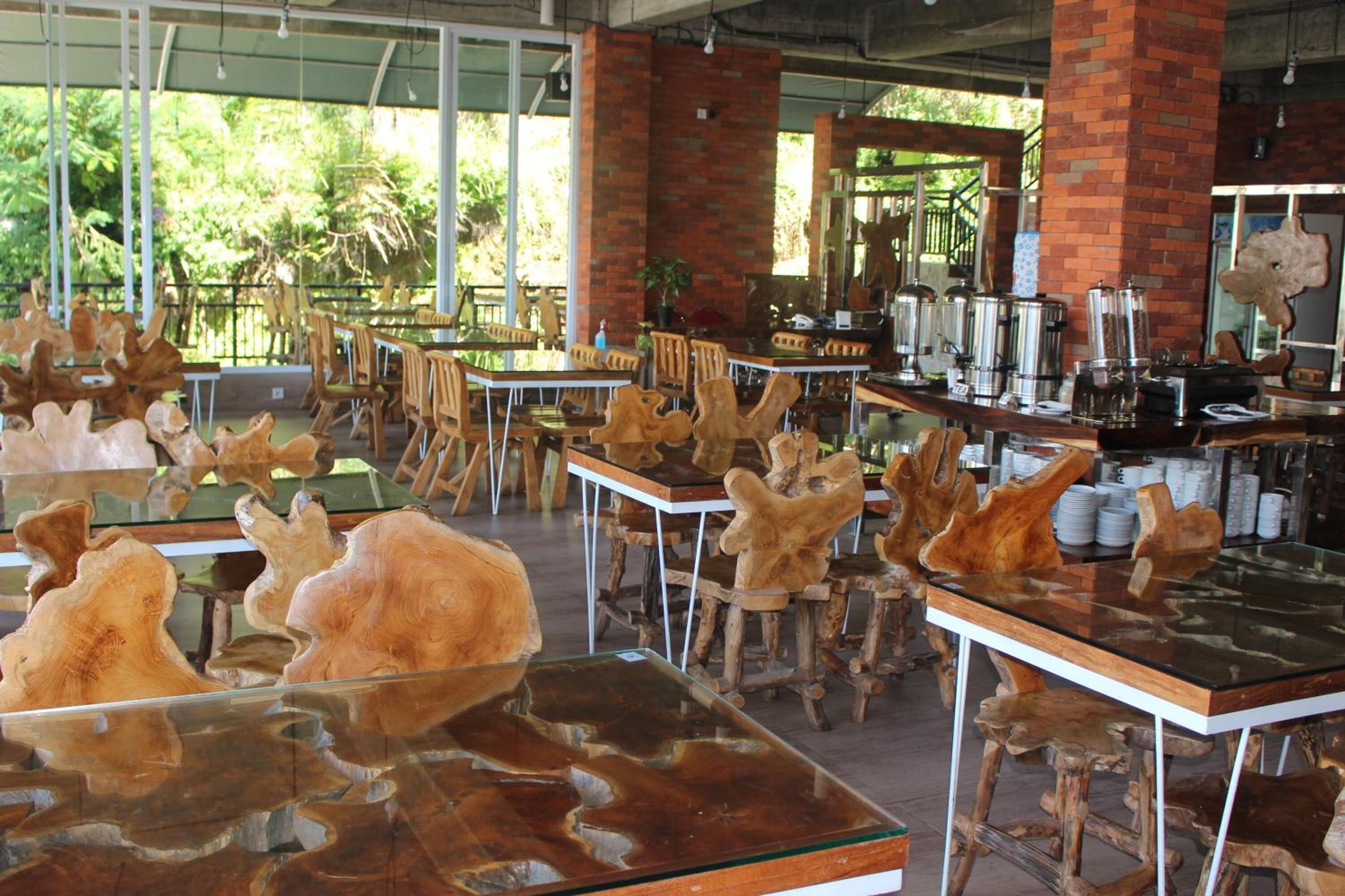 breakfast, lunch, dinner served; international cuisine