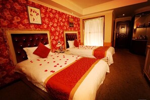 A hotel room with two beds, red floral wallpaper, and a red and white bedspread. - Yijia Hotel Temple of Marquis (Chengdu)