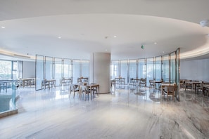 A spacious, modern interior with a curved ceiling, large windows, and a polished marble floor. - JI Hotel (Beijing 798 Art District) (Beijing)