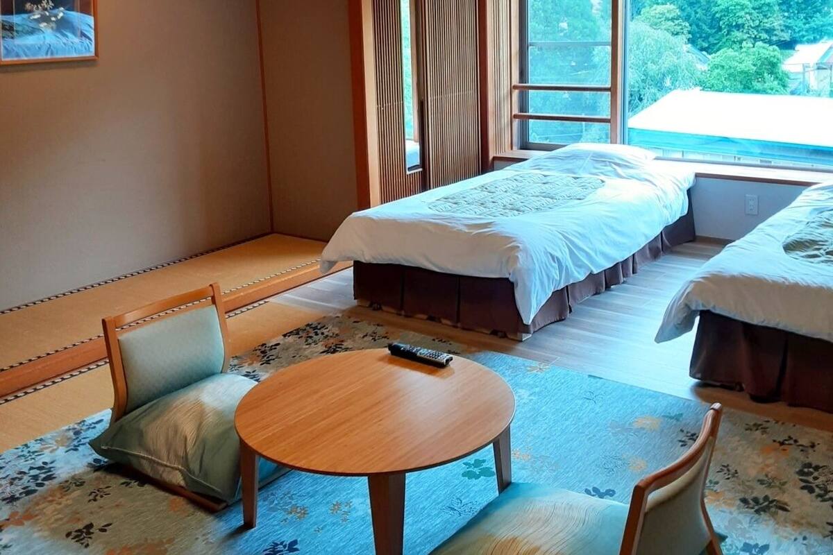 Standard-Vierbettzimmer, Bergblick | Daunenbettdecken, Zimmersafe, Verdunkelungsvorhänge