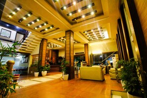 Lobby - Hotel Rishi Regency (Jabalpur)