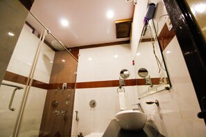 Executive Class | Bathroom | Shower, free toiletries, hair dryer, slippers - Hotel Rishi Regency (Jabalpur)