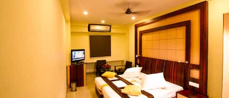 1 bedroom, premium bedding, desk, soundproofing