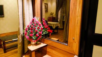 1 bedroom, premium bedding, desk, cots/infant beds