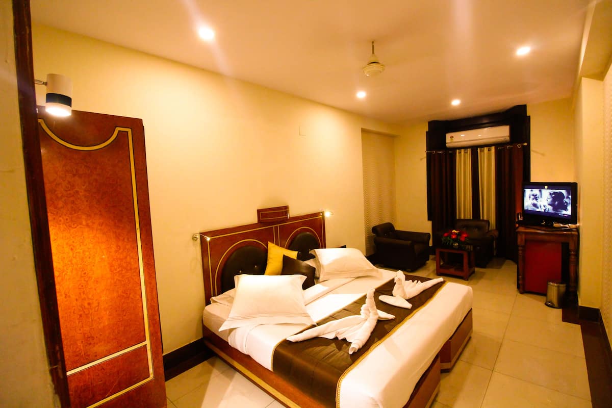 Executive Class | 1 bedroom, premium bedding, desk, cots/infant beds