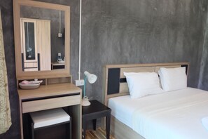 Casa de campo básica, 1 cama de matrimonio grande | Caja fuerte, cortinas opacas, wifi gratis y ropa de cama