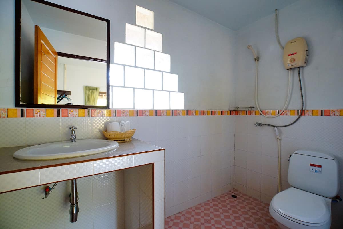 Duş, ücretsiz banyo/kozmetik ürünleri, saç kurutma makinesi, havlu