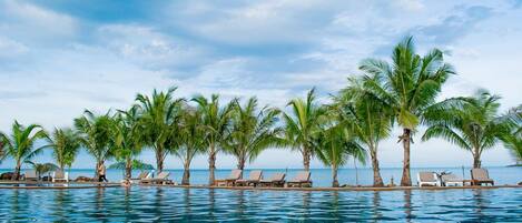 Piscine extérieure, parasols de plage, chaises longues