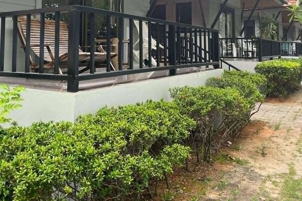 Un bâtiment à deux étages doté d’un balcon et d’un espace extérieur abrité.