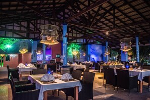 2 restaurantes; se sirven desayunos, almuerzos y cocina tailandesa 