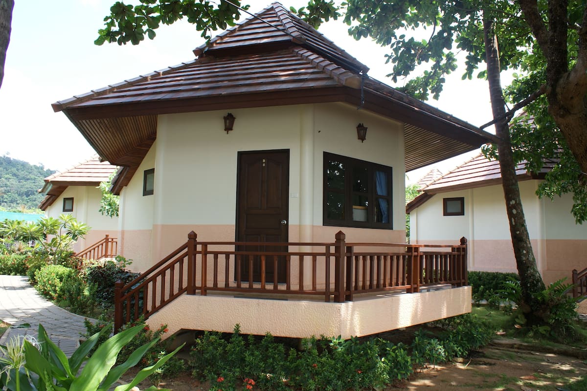 Bungalow unit | 1 yatak odası, odada kasa, güneşlik/perde, ücretsiz kablosuz İnternet