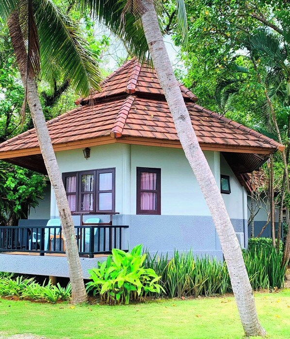 Bungalow unit  | In-room safe, blackout drapes, WiFi (free), bed sheets - Coral Resort (Ko Chang)