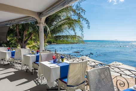 Se sirven desayunos y cocina internacional, con vista a la playa