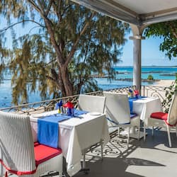Serveert ontbijt, lunch, internationale gerechten, stranduitzicht