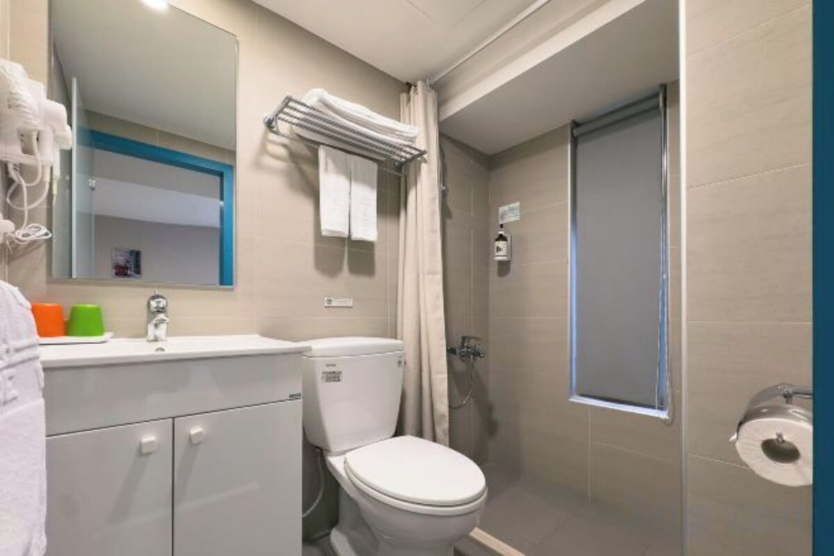 Baño | Regadera, regadera tipo lluvia, secadora de cabello, toallas