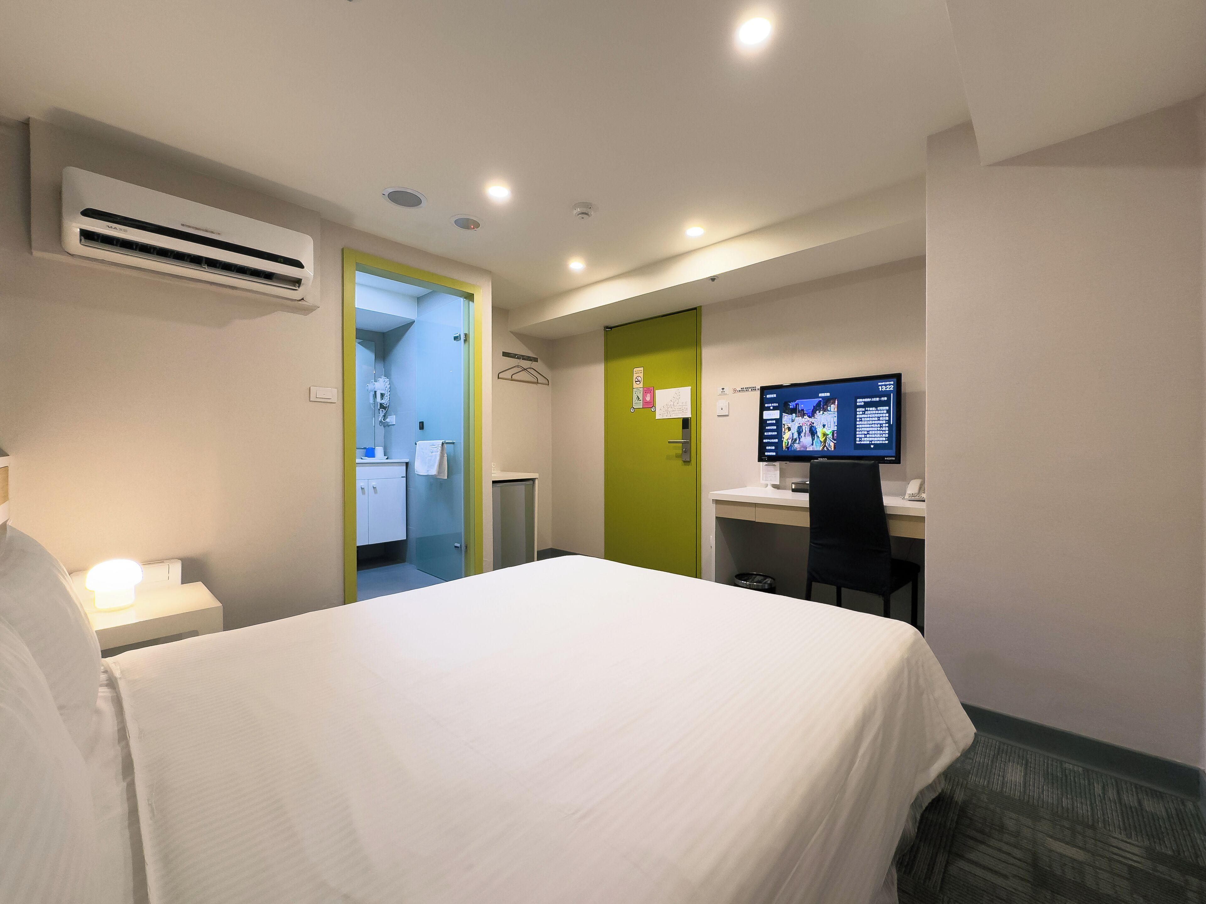 standard double room, no windows | minibar, desk, free wifi, bed sheets