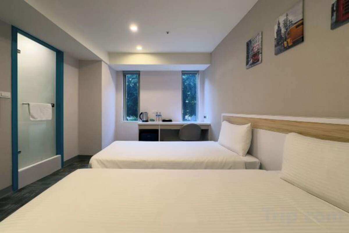 Een minibar, een bureau, gratis wifi, beddengoed