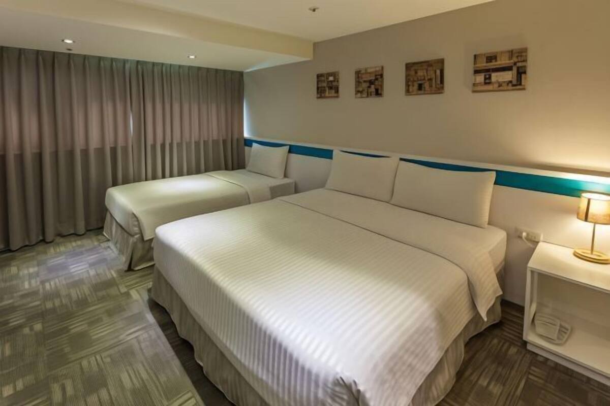 Minibar, escritorio, wifi gratis y ropa de cama