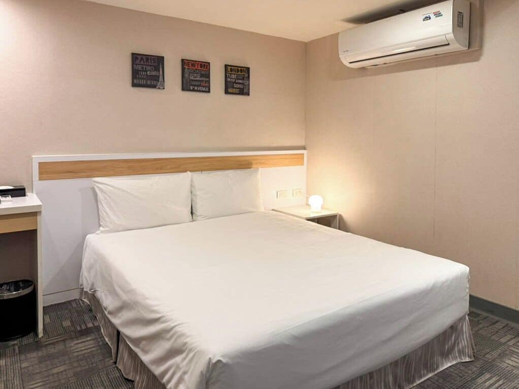 Deluxe tweepersoonskamer | Een minibar, een bureau, gratis wifi, beddengoed