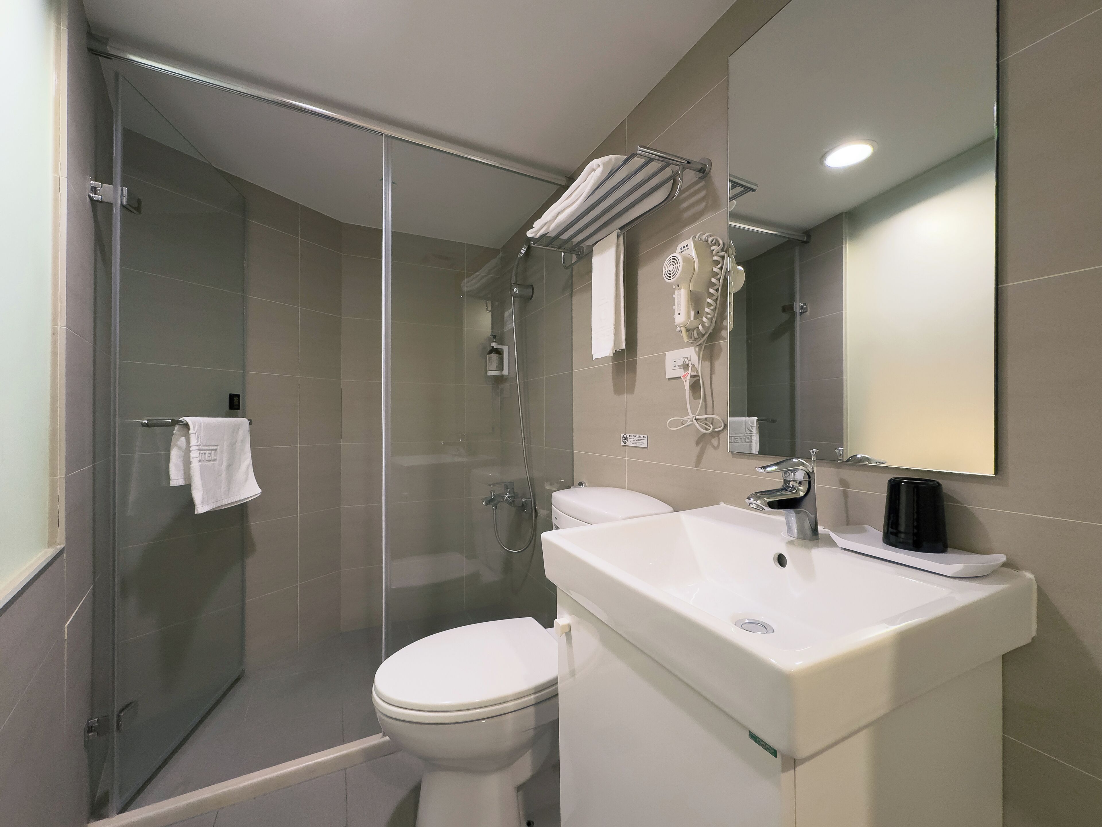 standard single room | bathroom | shower, rainfall showerhead, hair dryer, towels