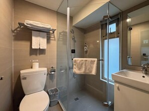 Deluxe tweepersoonskamer | Een minibar, een bureau, gratis wifi, beddengoed