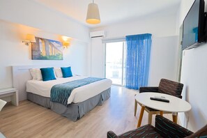 Habitación con 1 cama doble o 2 individuales | Caja fuerte, escritorio, sistema de insonorización