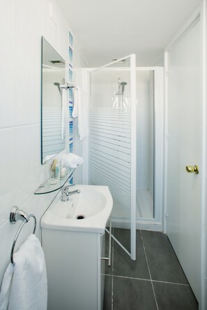 Shower, free toiletries, hair dryer, towels - Mikes Kanarium Hotel (Larnaca)