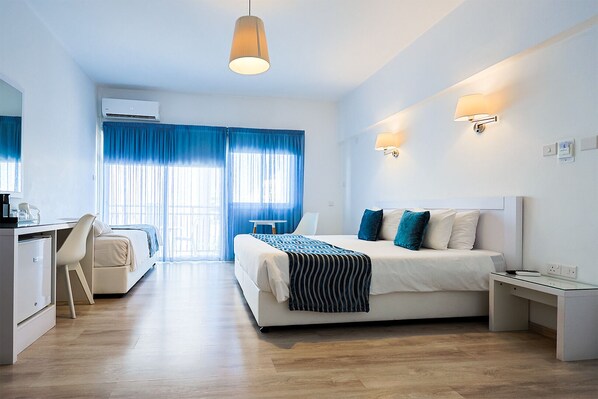 Habitación familiar | Caja de seguridad en la habitación, escritorio y insonorización