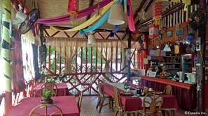 Melayani sarapan, makan siang, dan makan malam