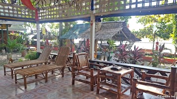 ์์นจ ์์ฌ, ์ ์ฌ ์์ฌ, ์ ๋
์์ฌ ์ ๊ณต, ์ธ๊ณ ์๋ฆฌ