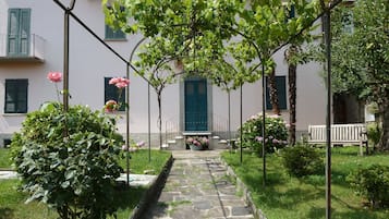全景公寓, 1 間臥室, 湖景, 附屬建築 | 花園景