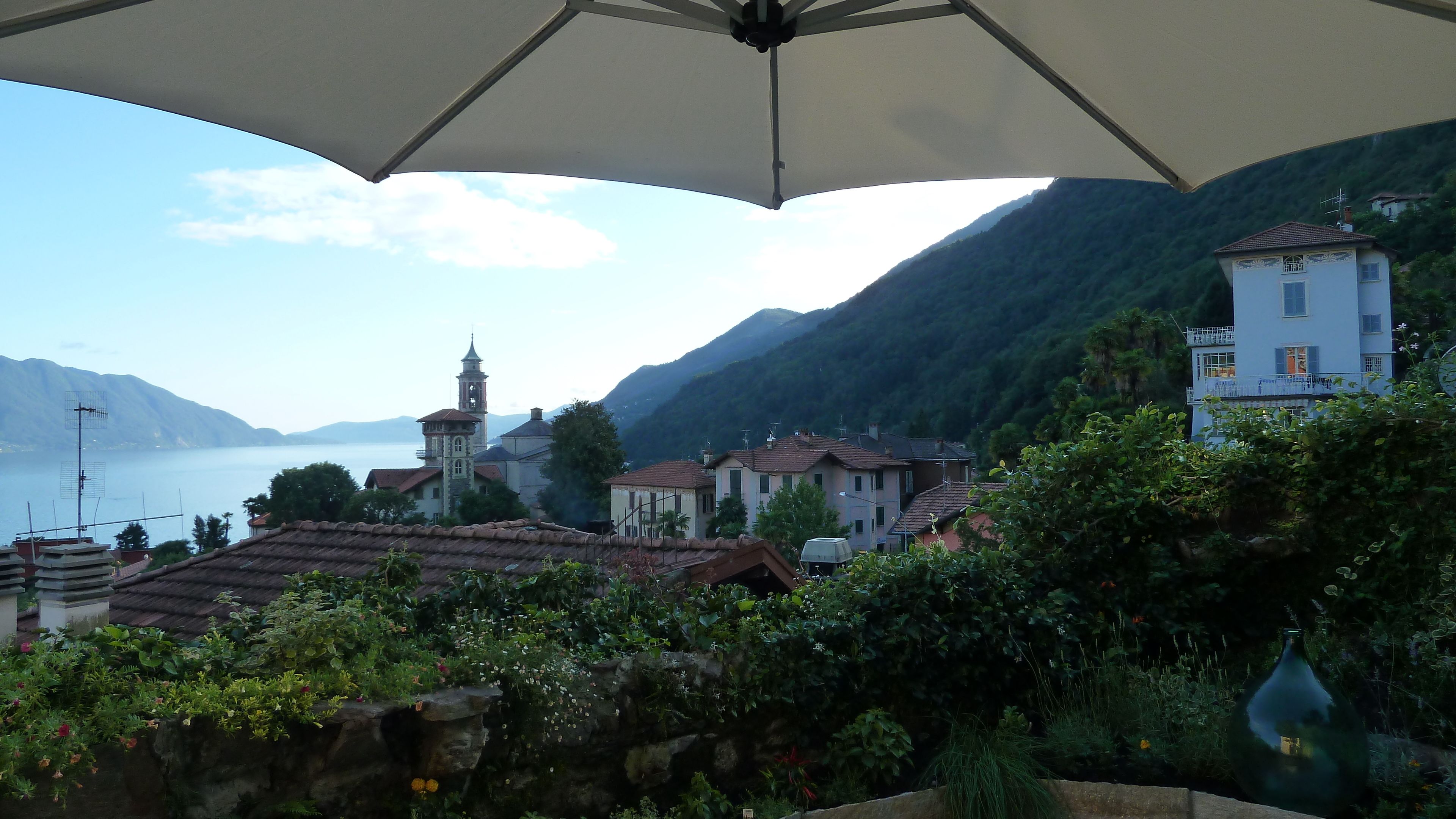 Un village côtier doté d’une architecture traditionnelle, d’une église avec un clocher et offrant une vue sur la mer.