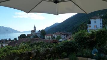 Un village côtier doté d’une architecture traditionnelle, d’une église avec un clocher et offrant une vue sur la mer.