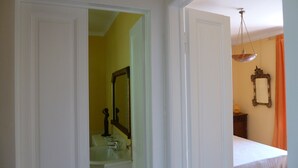 A bathroom with a sink, mirror, and a hanging light fixture. - B&B Casa Forster (Cannero Riviera)