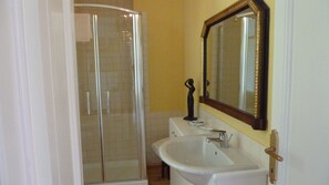 Double Room Single Use, Lake View | Bathroom amenities | Shower, rainfall showerhead, free toiletries, hair dryer - B&B Casa Forster (Cannero Riviera)