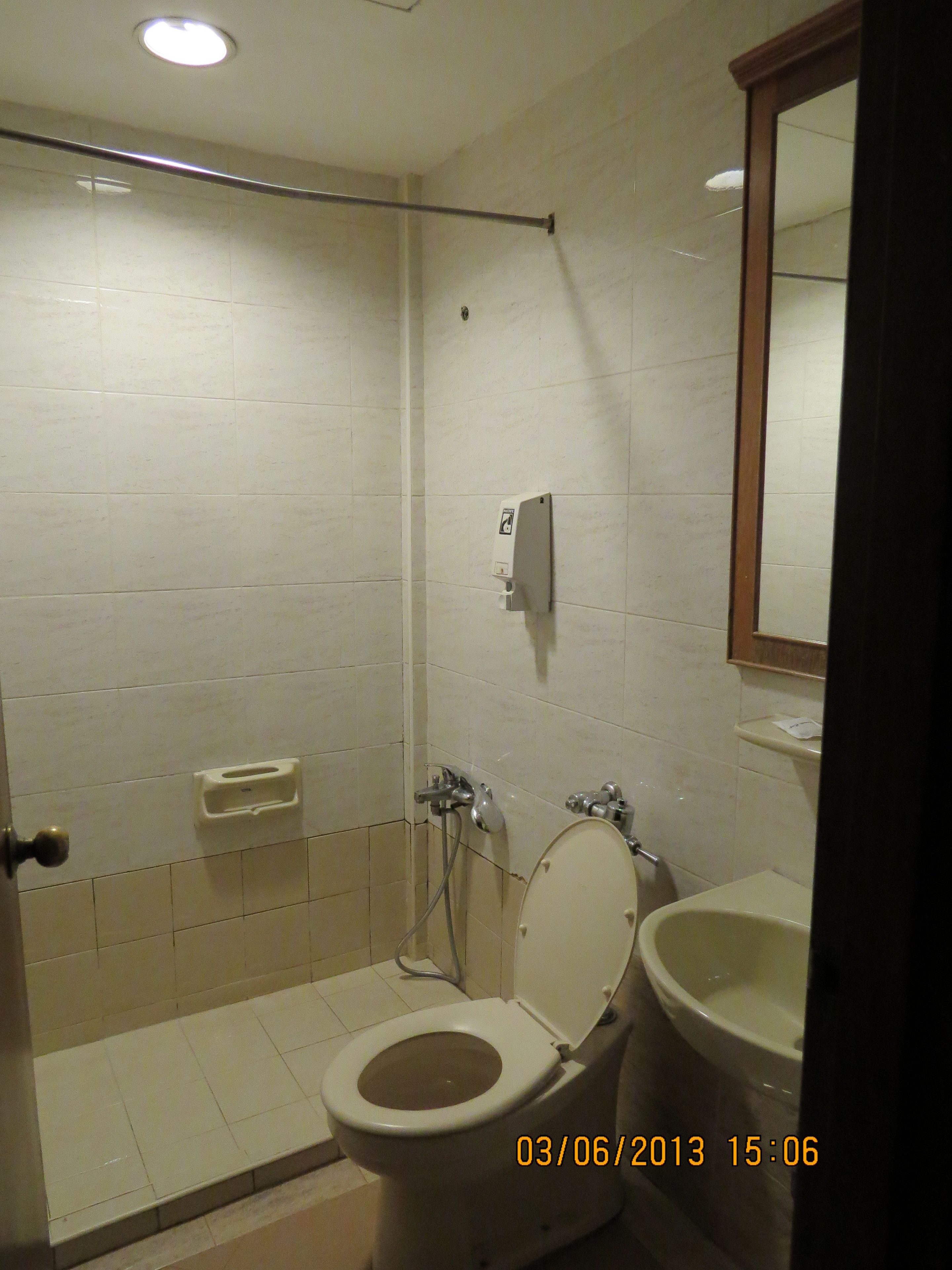 Un baño pequeño con inodoro, lavabo y ducha.
