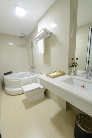 Chambre familiale, vue sur la ville | Salle de bain | Douche, articles de toilette (gratuits), séchoir à cheveux, pantoufles