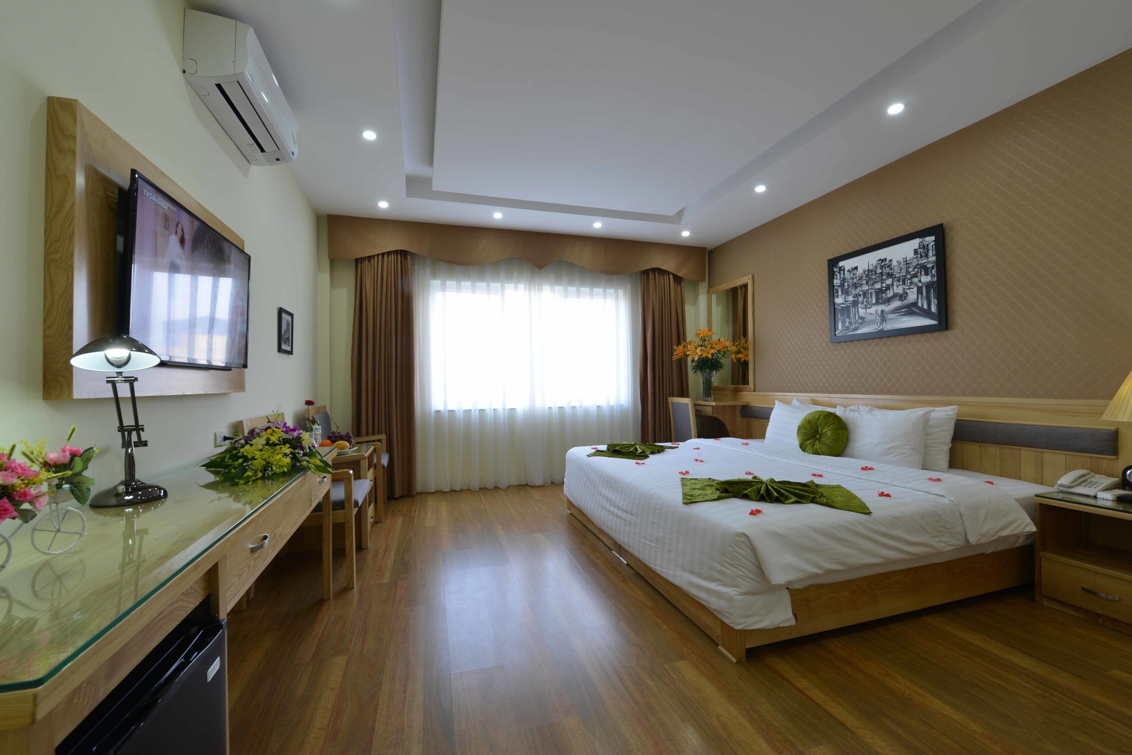 suite | minibar, in-room safe, desk, soundproofing