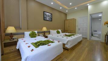 Suite | Minibar, safe på rommet, skrivebord og lydisolert